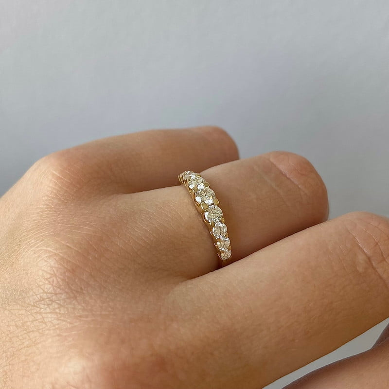 Nuran diamantring i 14 karat guld med 0,75ct brillanter – set fra siden