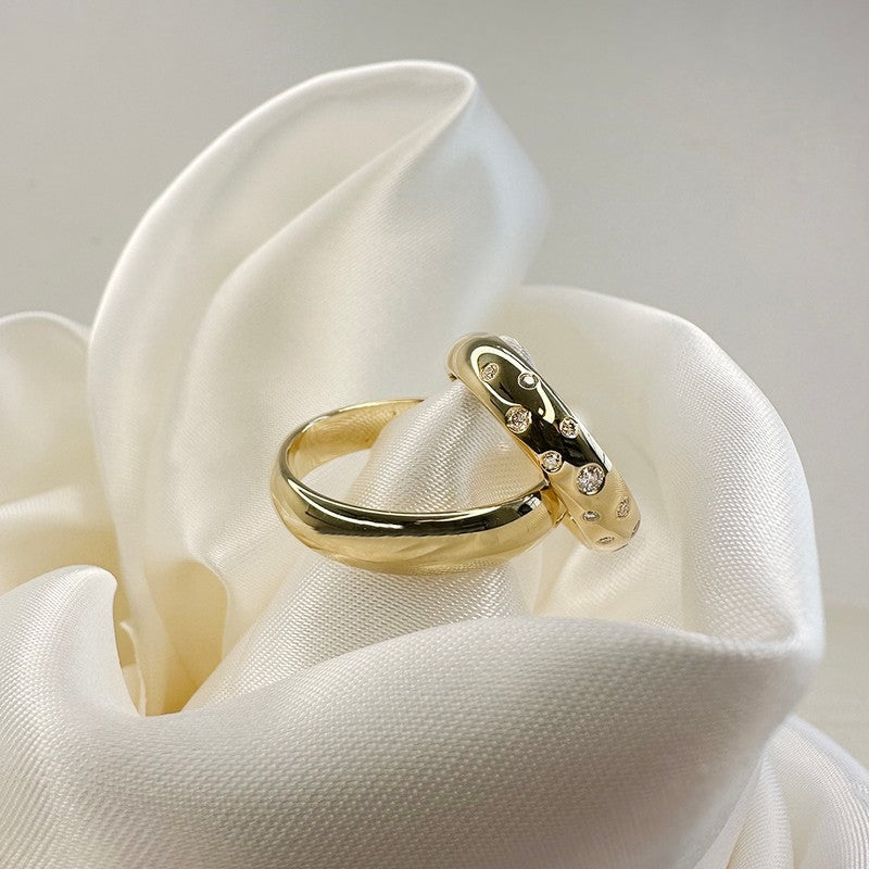 Vielsesringe i 14 karat guld med diamanter, set fra siden
