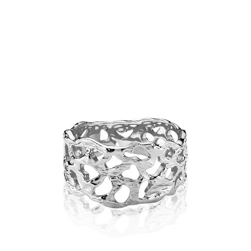Izabel Camille Holly Ring i rhodineret sølv med bred ringplade og organisk tekstureret overflade