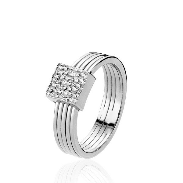 Izabel Camille x Simone Wulff ring i rhodineret sølv med rillet bånd og hamret firkantet top