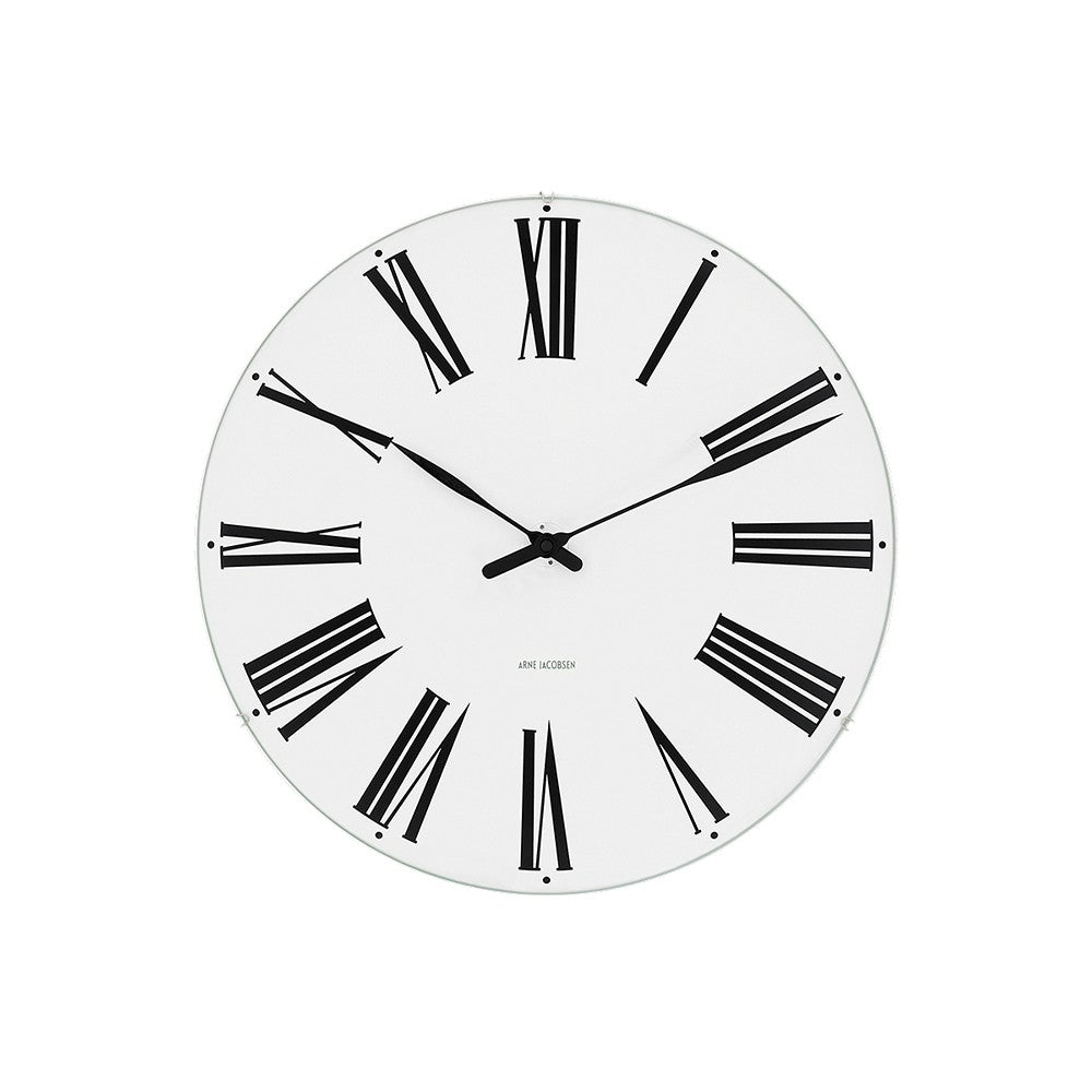 Arne Jacobsen Roman vægur i aluminium med hvid skive – mod hvid baggrund