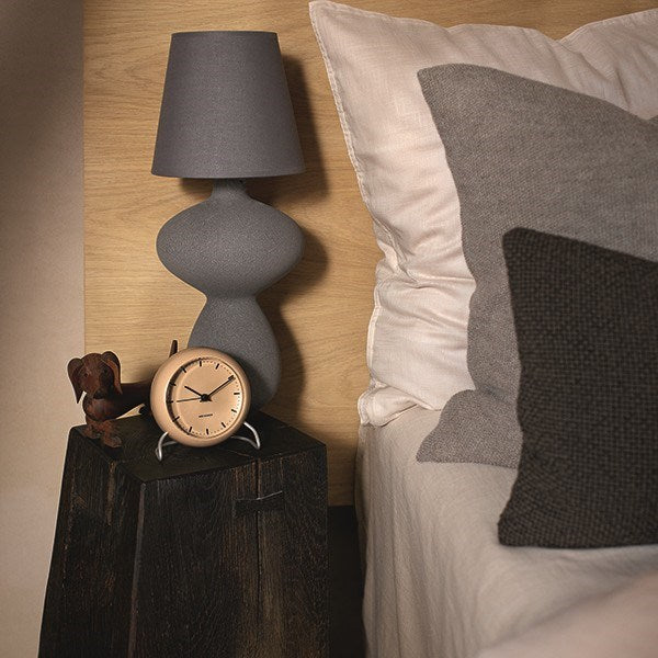 Arne Jacobsen City Hall bordur i beige plast og mat stål – set fra siden