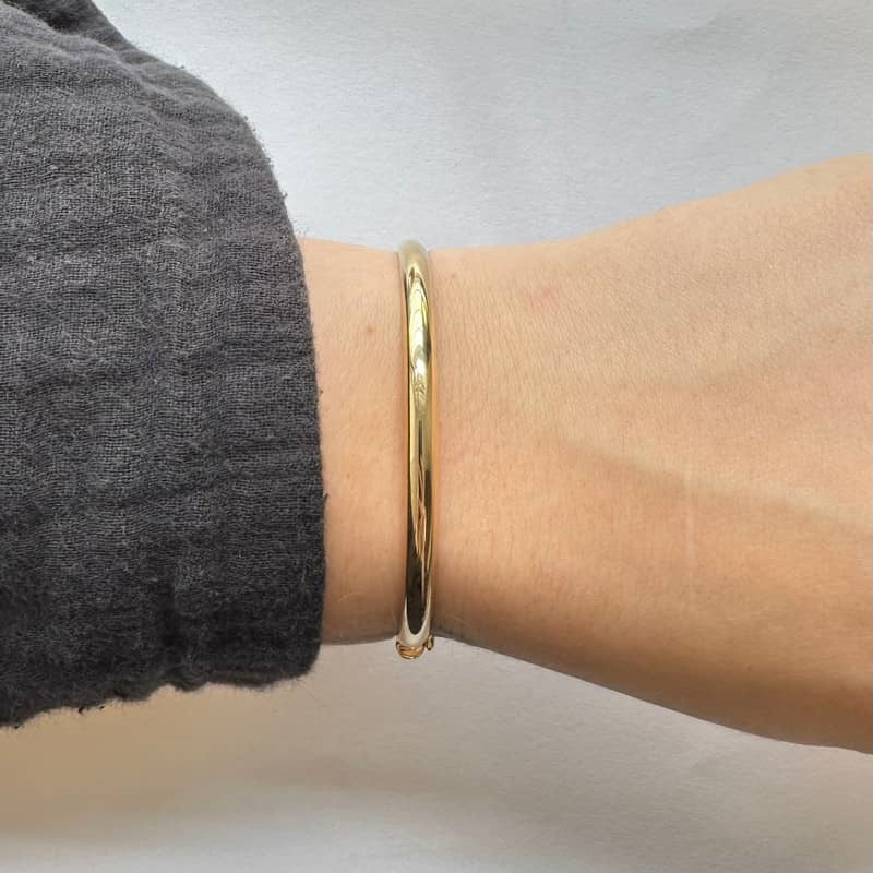 BNH armring med rundede hjørner i 8 kt. rødguld – set fra siden