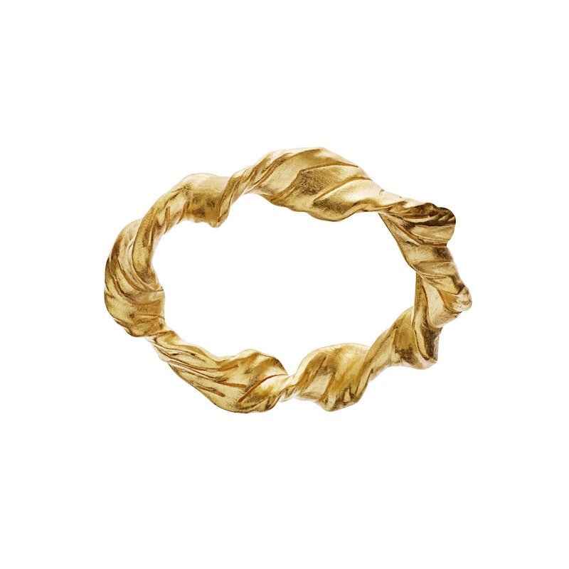 Maanesten Amy ring i forgyldt sølv med twisted design – set fra siden