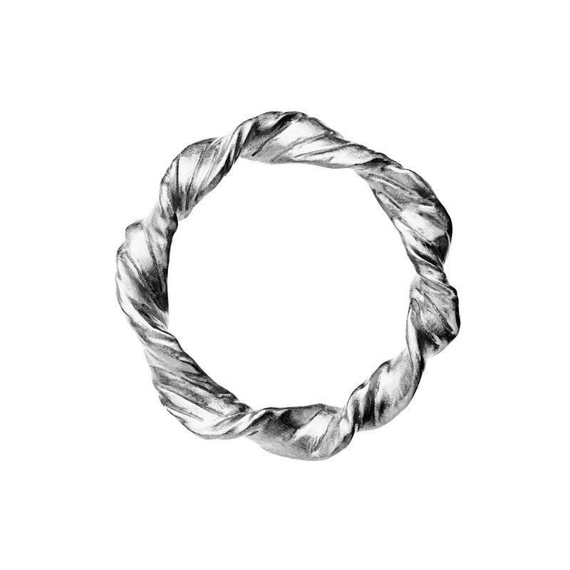 Maanesten Amy ring i sterlingsølv med twisted design – nærbillede af detalje