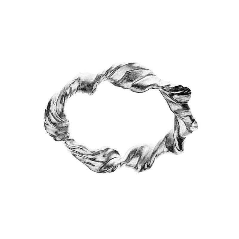 Maanesten Amy ring i sterlingsølv med twisted design, set fra siden