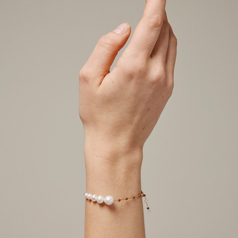 Enamel Copenhagen Lola Carmen Copper armbånd i forgyldt sølv med perler – set fra siden