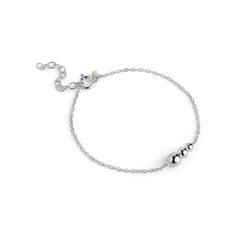Enamel Copenhagen Trinity armbånd i blank sølv med tre kugler i forskellige størrelser