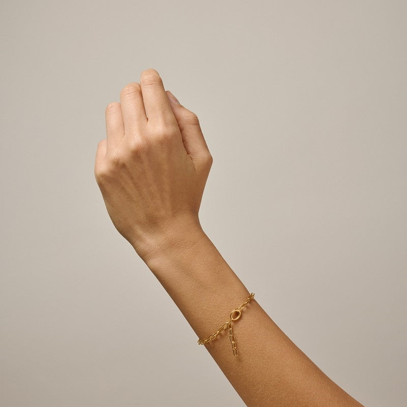 Enamel Copenhagen charm armbånd i forgyldt sølv, set fra siden