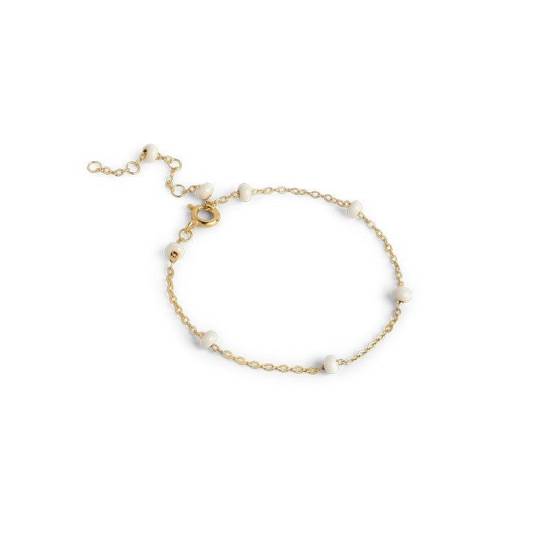 Enamel Copenhagen Lola Bold Daisy armbånd i forgyldt sølv med cremefarvede emaljekugler