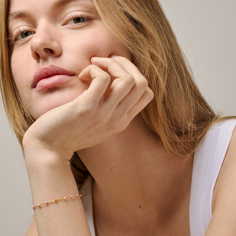 Enamel Lola Blush armbånd i forgyldt messing, set fra siden