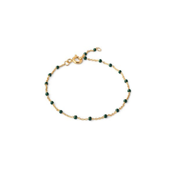 Enamel Lola Petrol Green armbånd i forgyldt messing med emaljeperler i mørk petroleumsgrøn