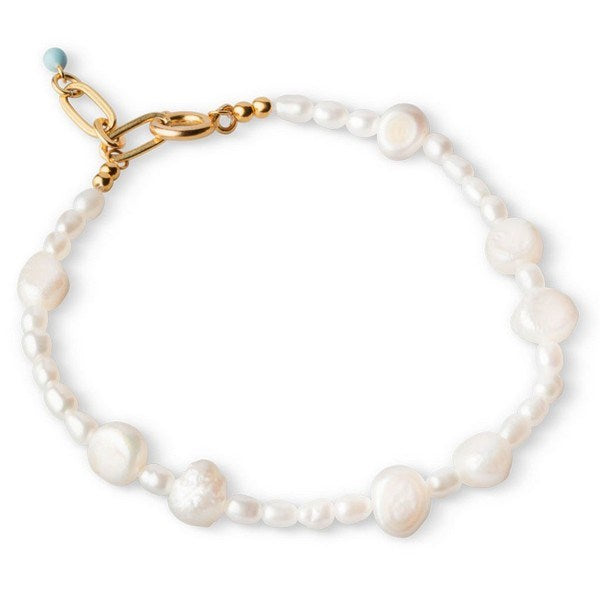 Enamel Copenhagen Pearlie armbånd i forgyldt sølv med ferskvandsperler hele vejen rundt