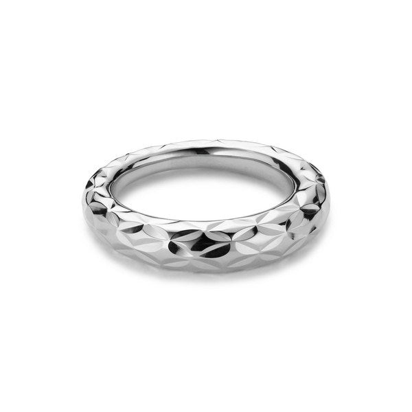 Jane Kønig Big Impression ring i sølv – set fra siden med asymmetrisk form