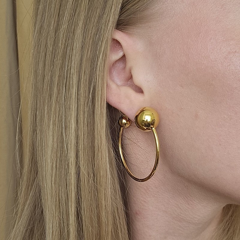 Big Pearl Atomic Hoop fra Jane Kønig på model