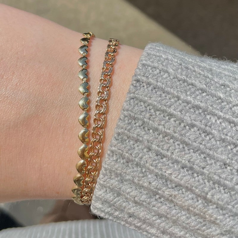 Aagaard armbånd i 8 karat guld med små hjerter, set fra siden