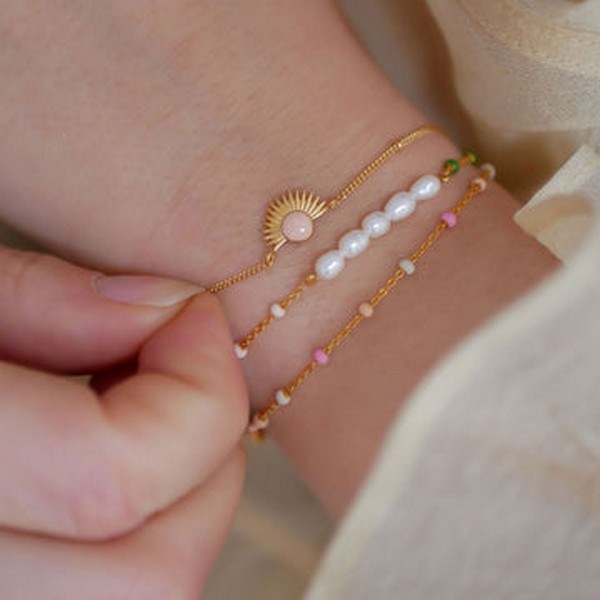Enamel Lola Tropical armbånd i forgyldt messing med farverige emaljer, set fra siden