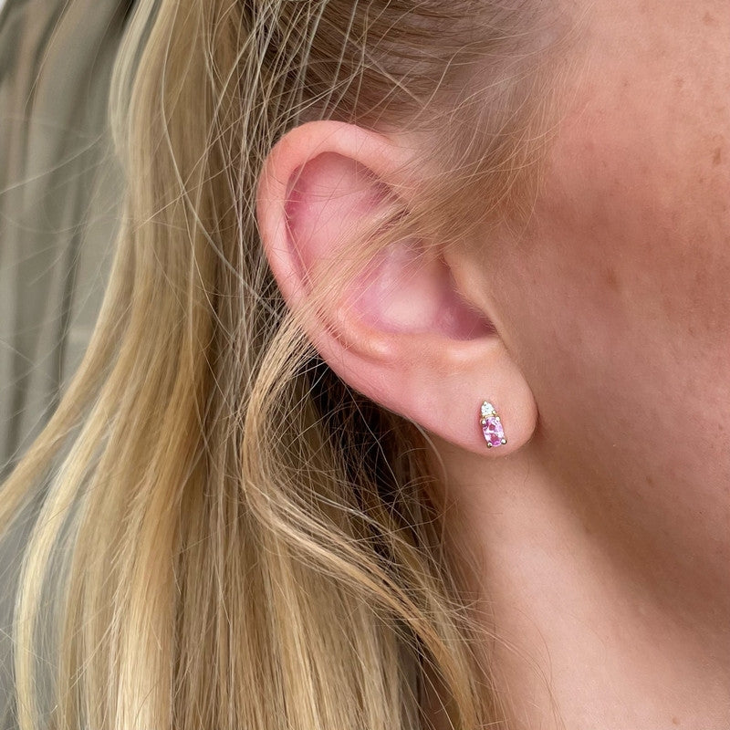 Nuran øreringe i 14 karat guld med oval pink safir og diamant – nærbillede af fatning