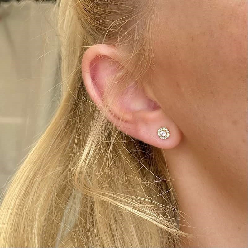 Nuran Sofia øreringe i 14 kt guld med pink safir og diamanter – nærbillede af sten