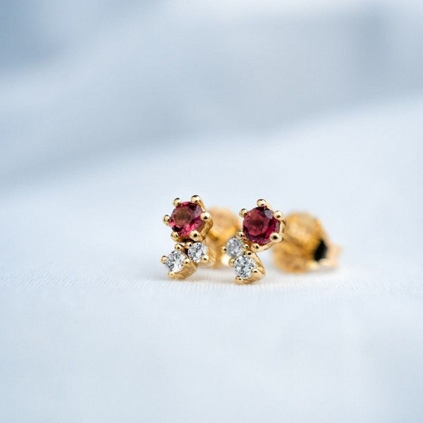 Nuran Twinkle ørestikker i 14 kt. guld med pink turmalin og diamanter, set fra siden