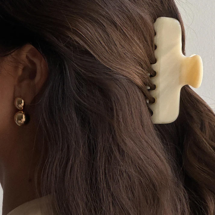 Pico Copenhagen Grand Sloane Claw hårspaende i ivory acetat – set fra siden