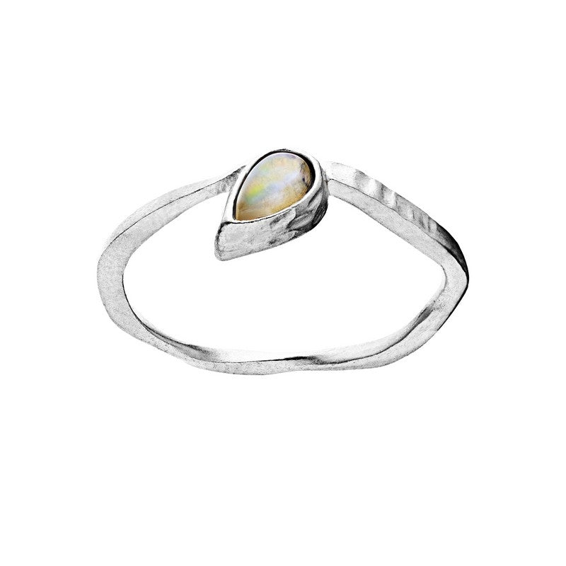 Maanesten Cille ring i 925 sterlingsølv med bladformet opal – nærbillede af sten