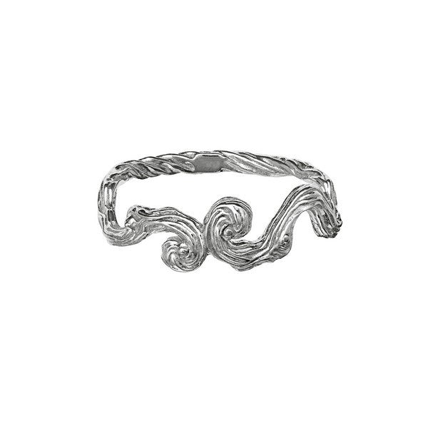 Maanesten Cora ring i sølv med bølgeformet design, set fra siden