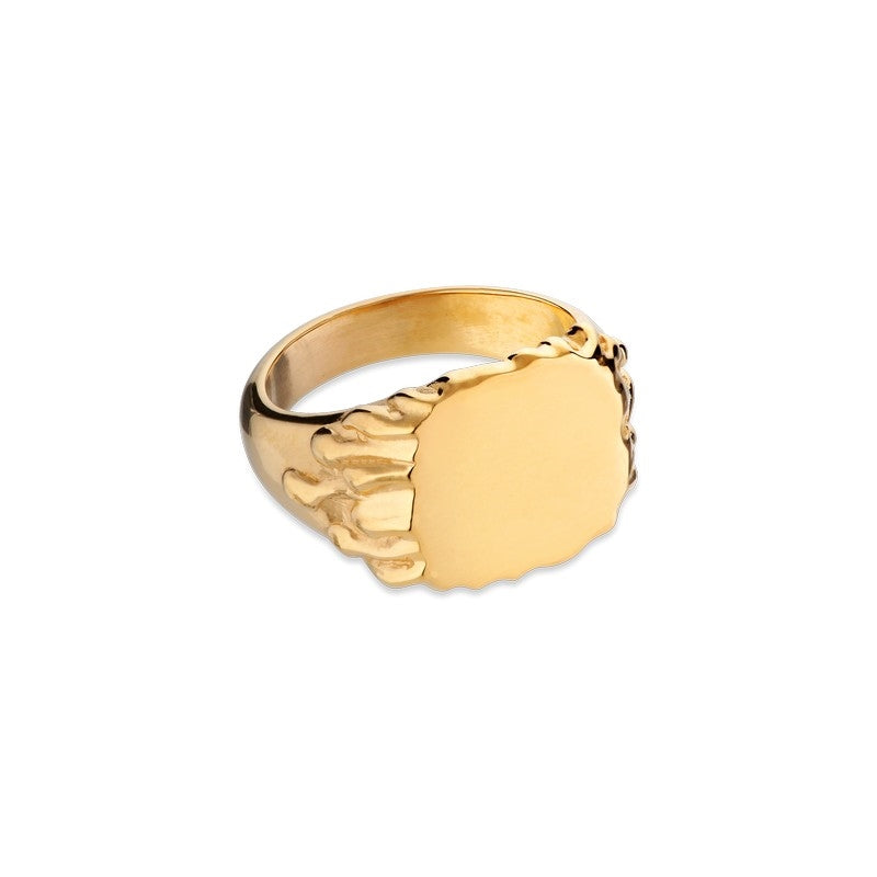Jane Kønig Drippy Signet ring i forgyldt sølv med organisk bølgedesign og 12 mm bred top