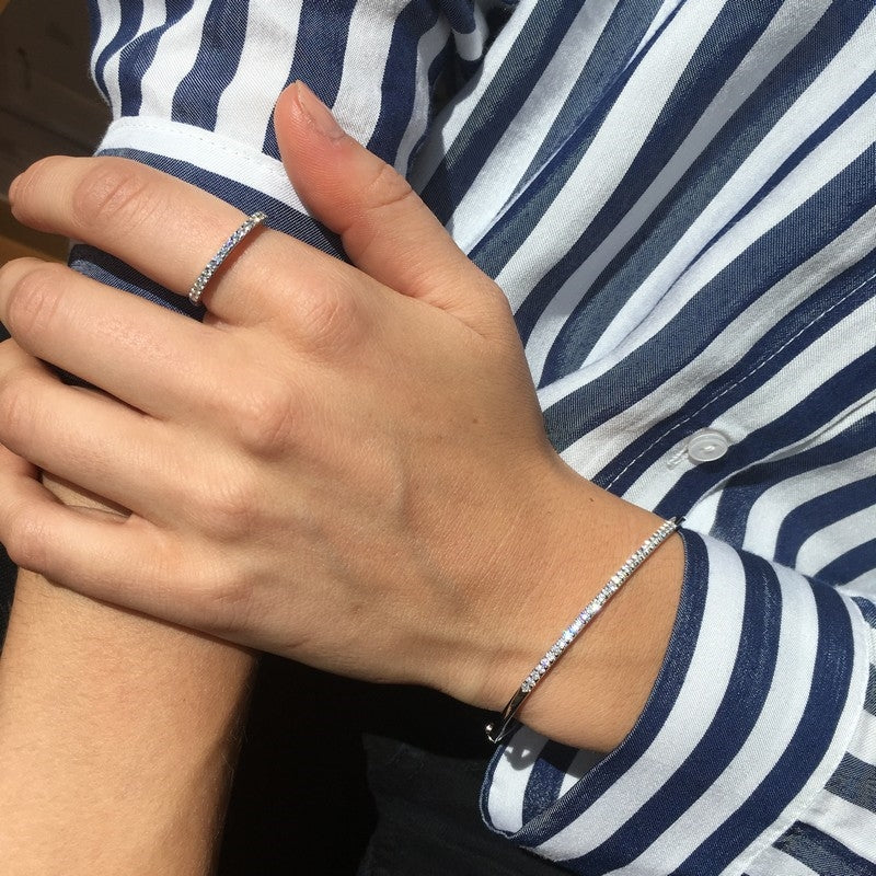 Scrouples Dazzling armring i 14 karat hvidguld med diamanter, set fra siden