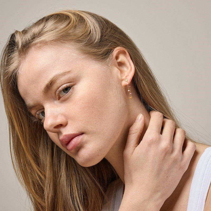 Enamel Lola Blush øreringe i forgyldt messing, båret af model
