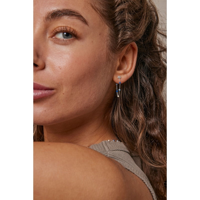 Enamel Copenhagen Lola Marine øreringe i sølv med blå emaljekugler, set fra siden
