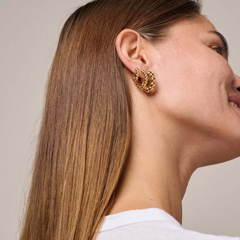 Enamel Copenhagen Ball Small Hoops i forgyldt sølv – nærbillede af detalje