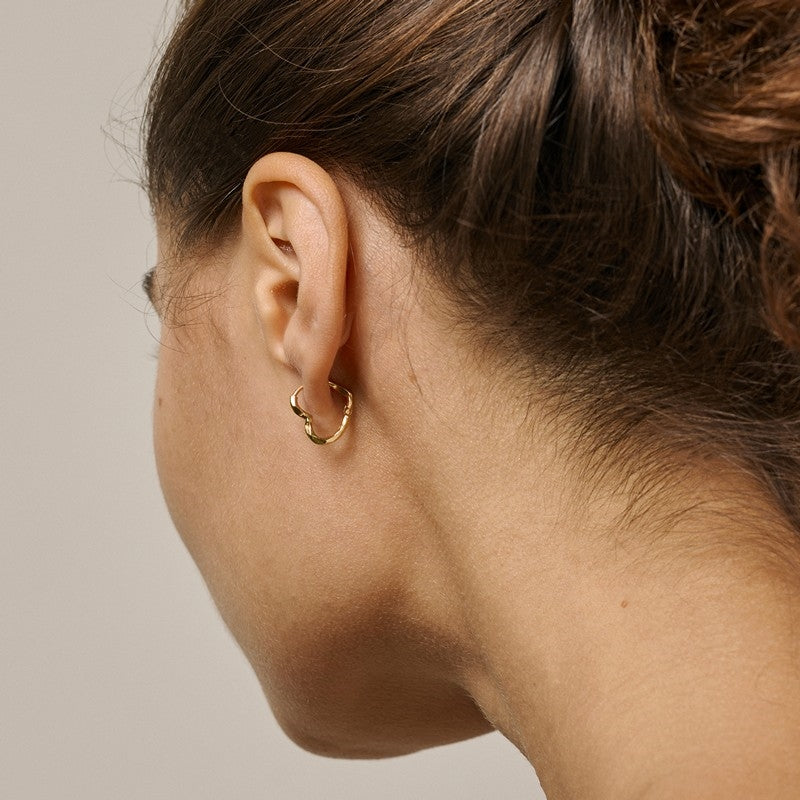Enamel Copenhagen Organic Heart Small øreringe i forgyldt sølv – set fra siden