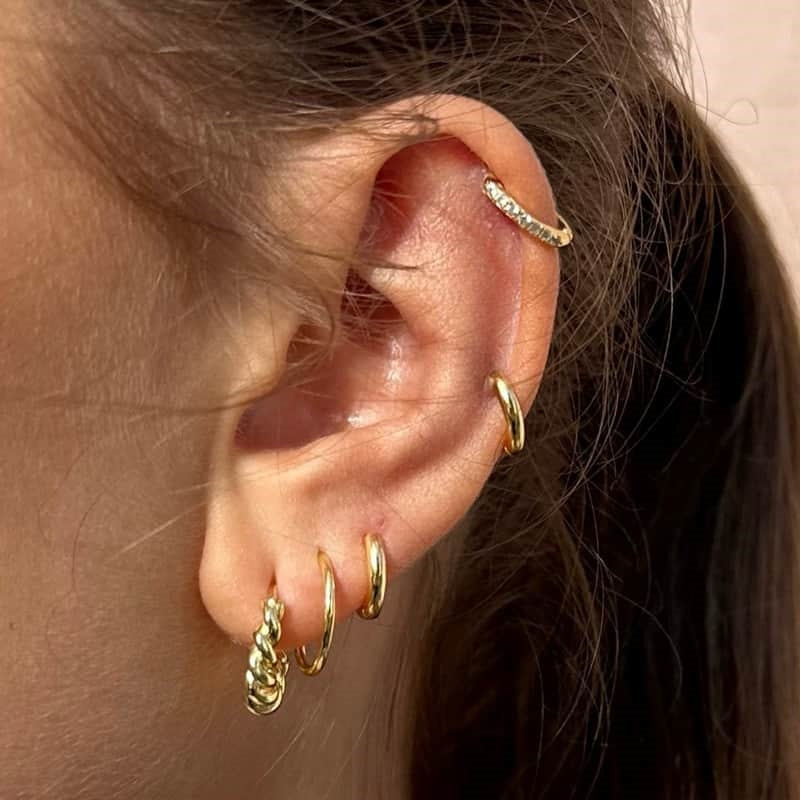 MerlePerle Billie Large creoler i forgyldt sølv, 14,5 mm – set fra siden