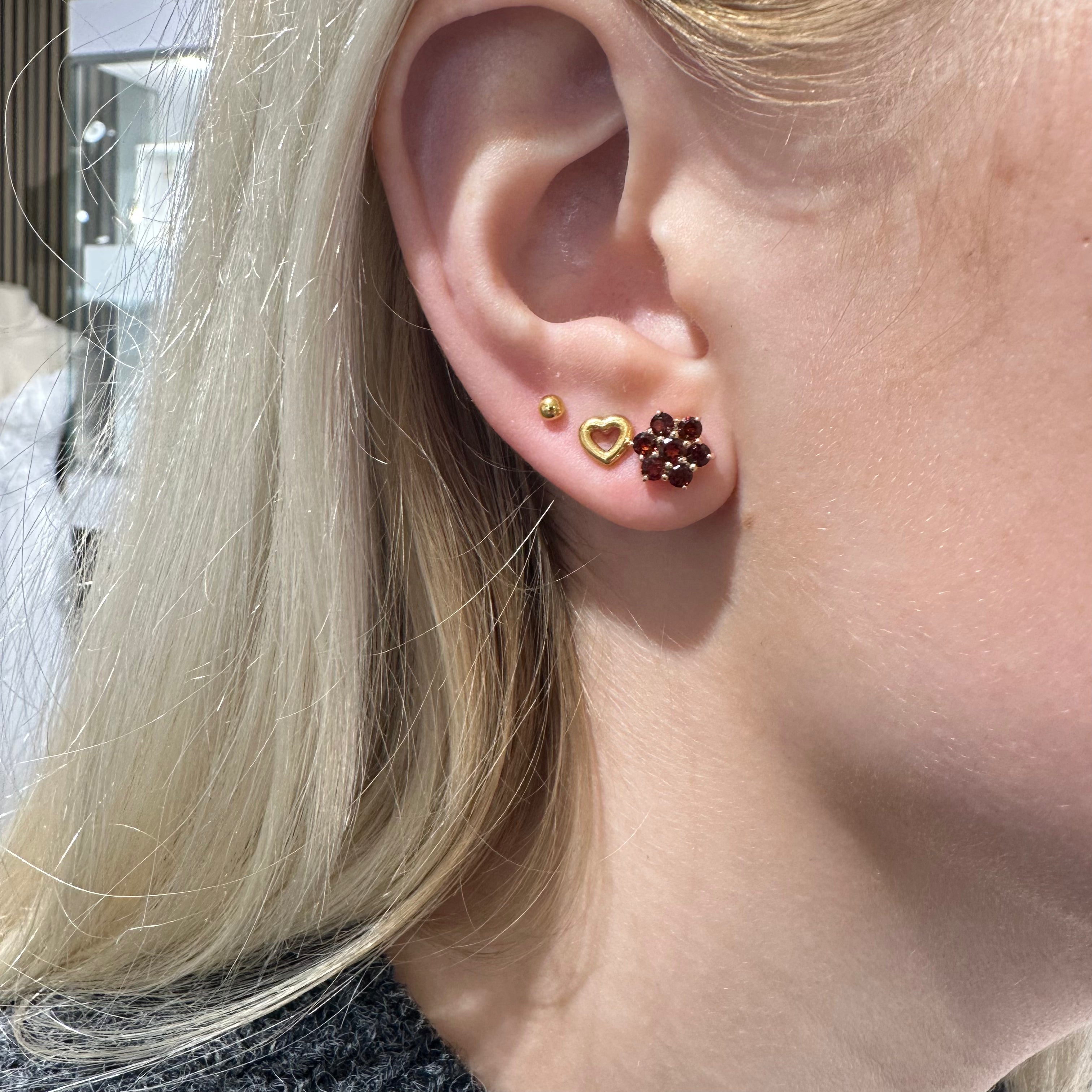 Blomst øreringe i 8 kt guld med granat 8 mm