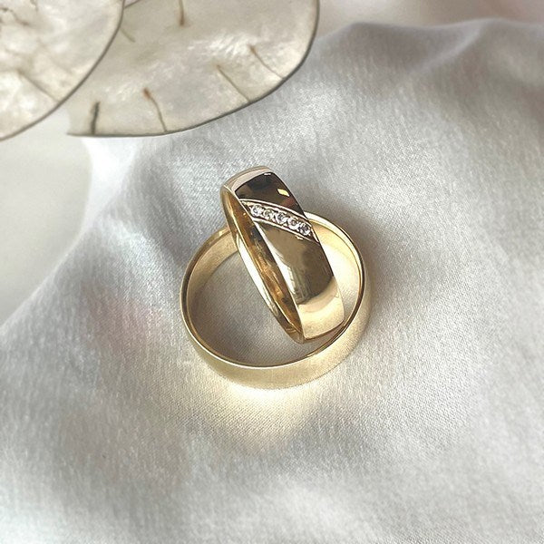 Billige vielsesringe i 14 kt. guld med 5 brillanter. Shop dem kun på guldcanter.com og SPAR 49%