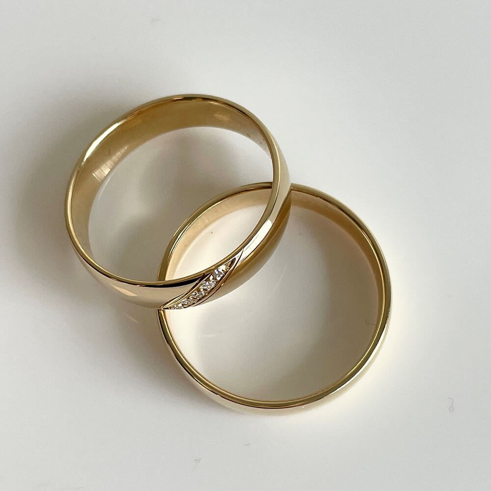 Vielsesringe i 14 karat guld med diamanter – nærbillede af fatning med 5 brillanter