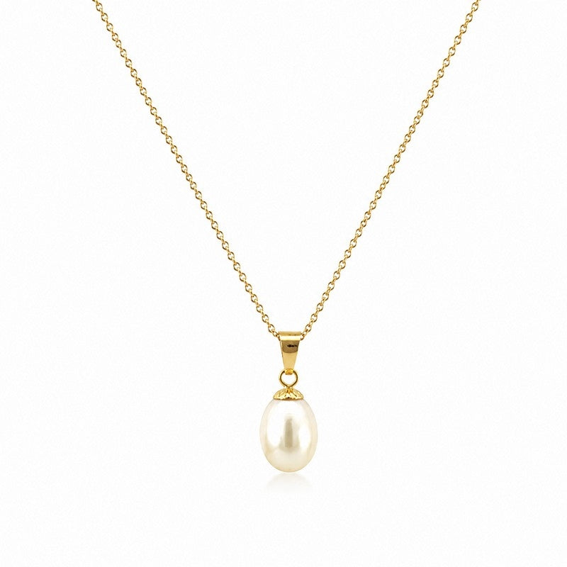 8 kt guld vedhæng med hvid oval perle og forgyldt kæde — elegant og tidløst design
