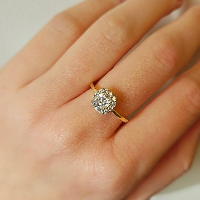 8 kt guldring med zirkonia i roset – nærbillede af sten mod hvid baggrund
