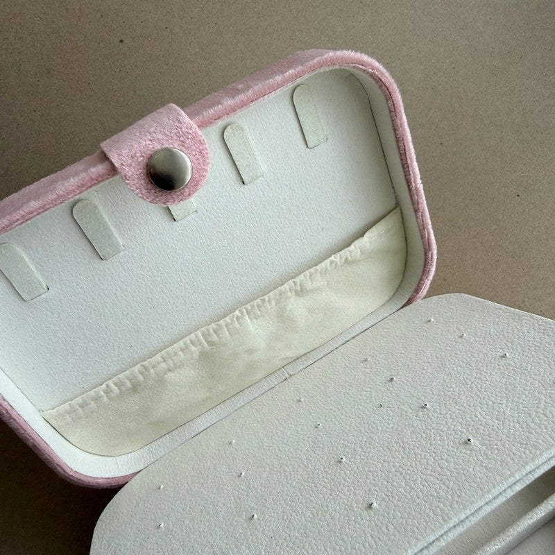 Smykkeskrin i rosa velour med opdelte rum, set fra siden