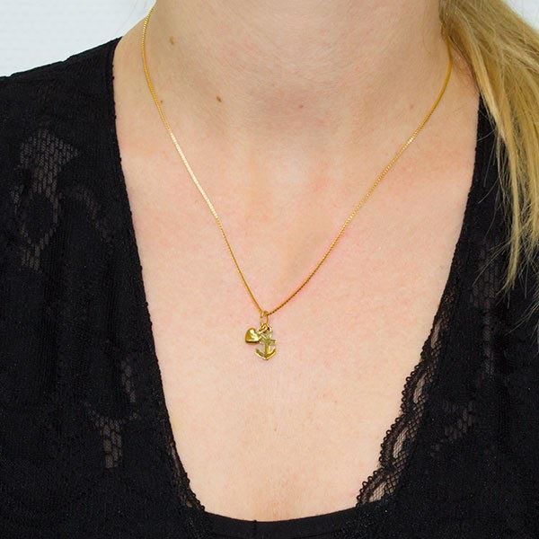 BNH Tro, Håb & Kærlighed vedhæng i guld – nærbillede af detalje