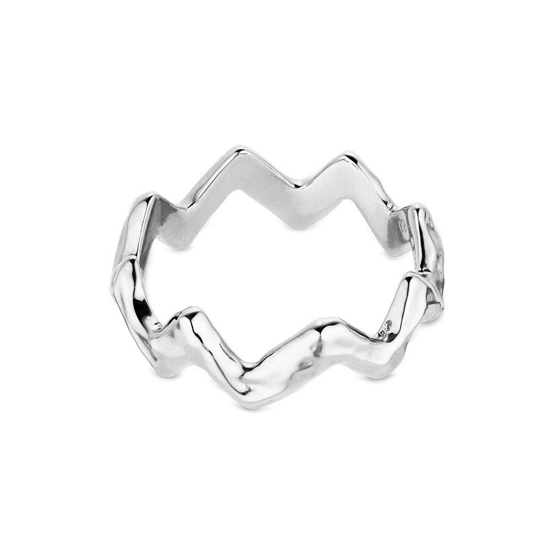 Jane Kønig Heartbeat ring i 925 sterling sølv med takket kant, set fra siden