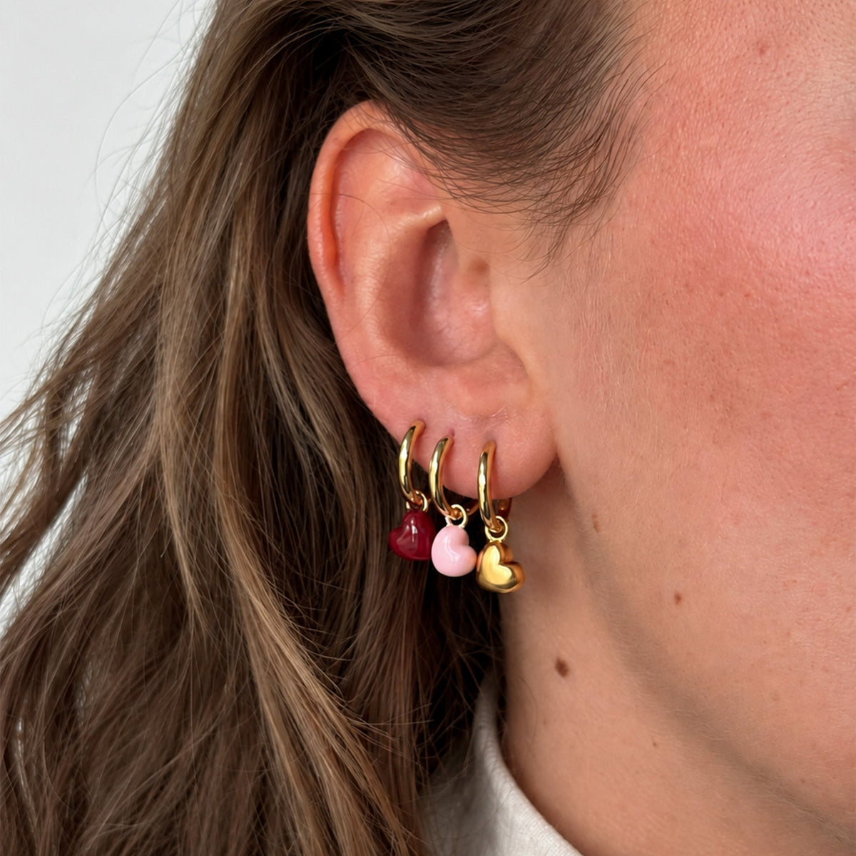 Enamel Grand Amore Hoops i forgyldt messing med bordeaux hjerter, billede 3