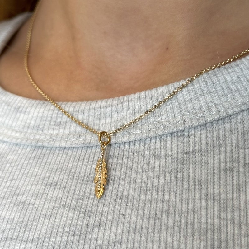 Aagaard fjer vedhæng i 8 karat guld med zirkonia, set fra siden