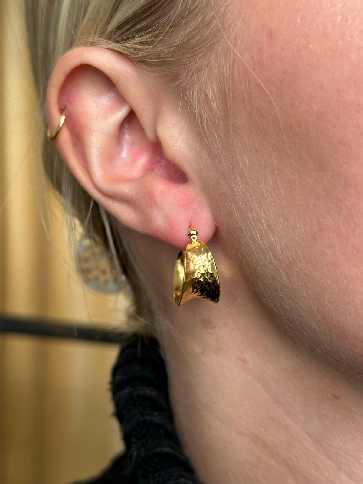 Pico Copenhagen Cleo Petit hoops i 24 karat forgyldt messing – set fra siden