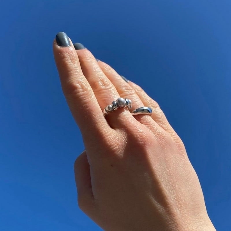 Mads Z Swirl ring i sterlingsølv med grå perler – nærbillede af sten