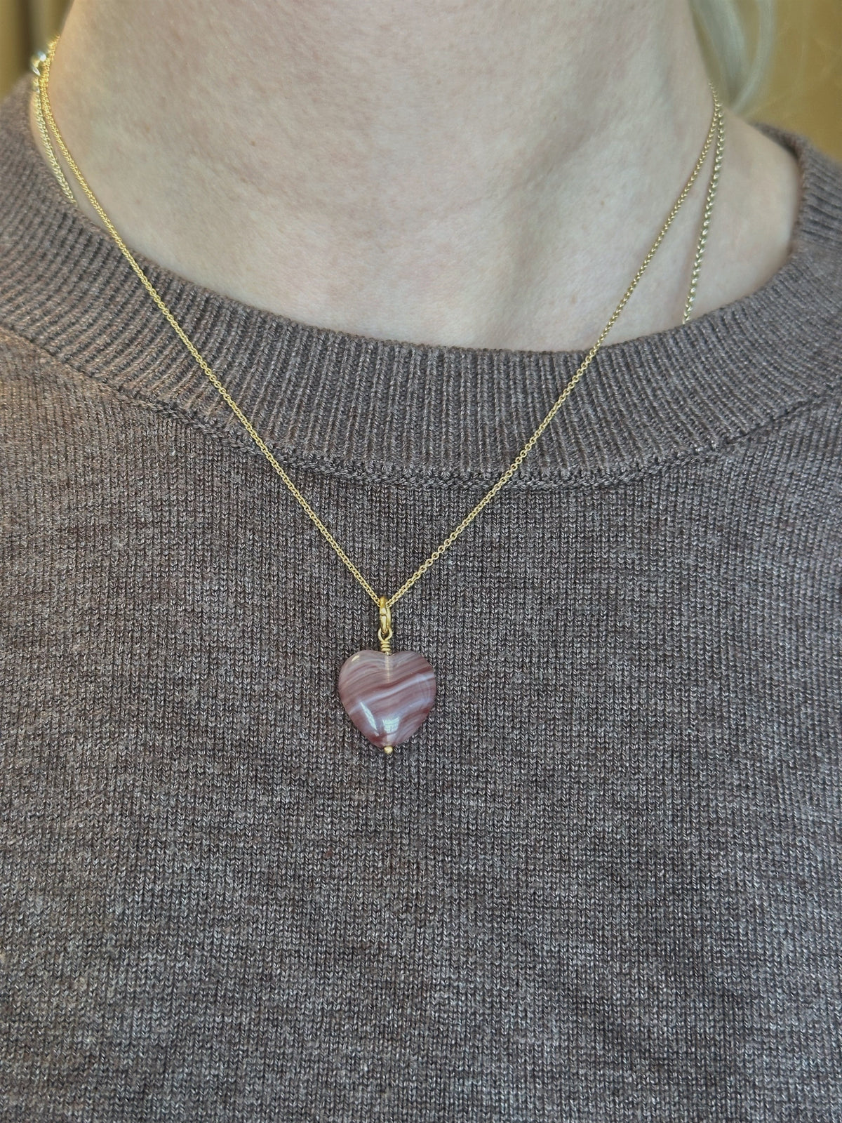 Pico Copenhagen French Grande Heart vedhæng i lilla glas og guldbelagt messing, liggende på flade