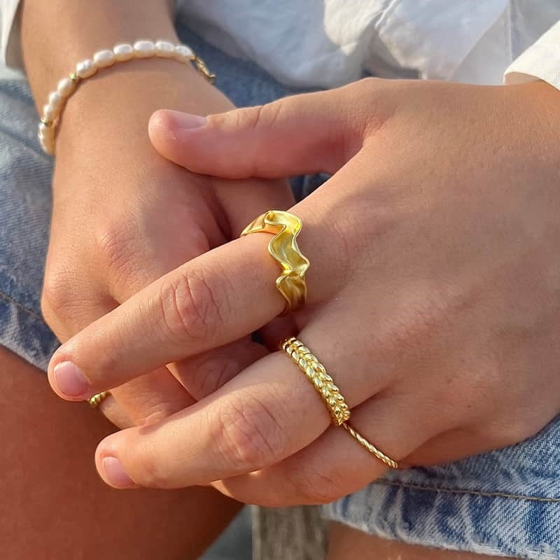 MerlePerle Pandora ring i forgyldt sølv med åbent design, set fra siden