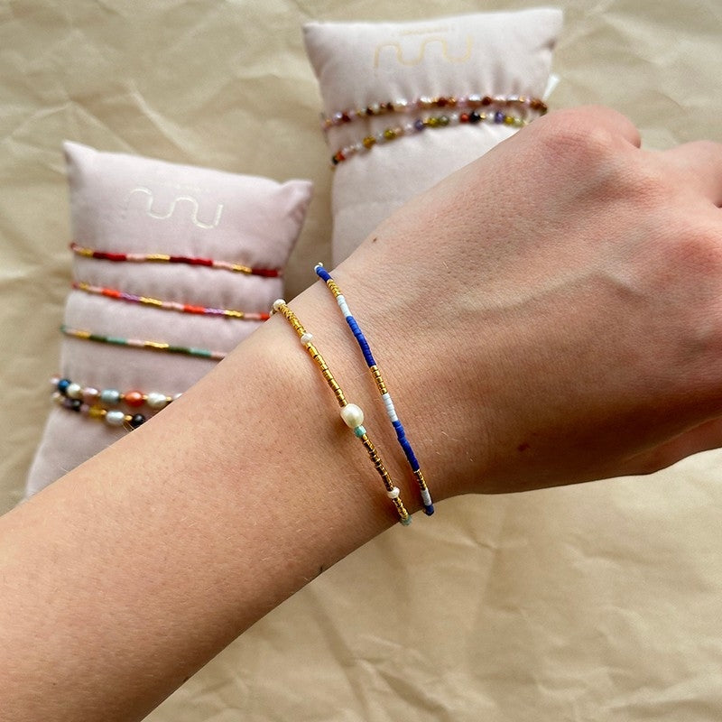Nuni Copenhagen Saga Gold armbånd i forgyldt sølv med glasperler og zirkonia, set fra siden