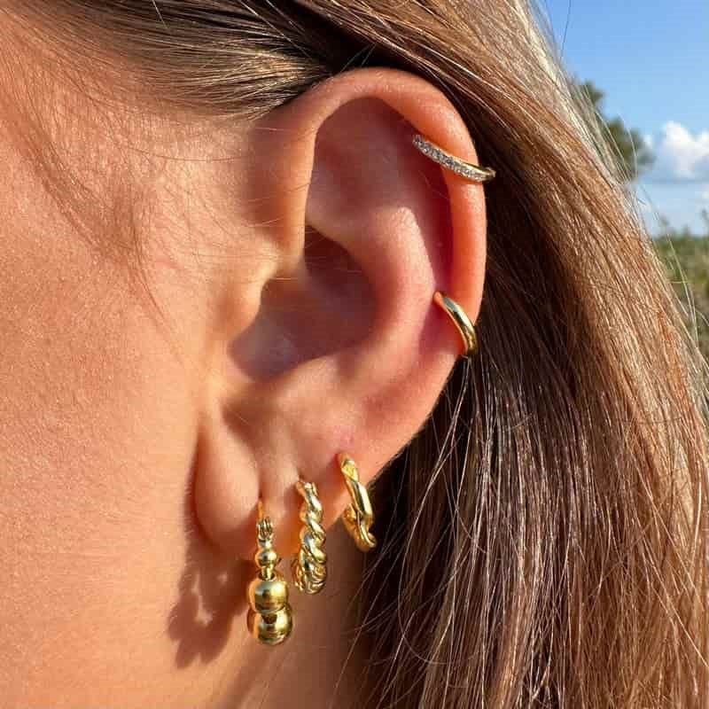 MerlePerle Casie Hoops i forgyldt sølv med kuglemønster – nærbillede af detalje
